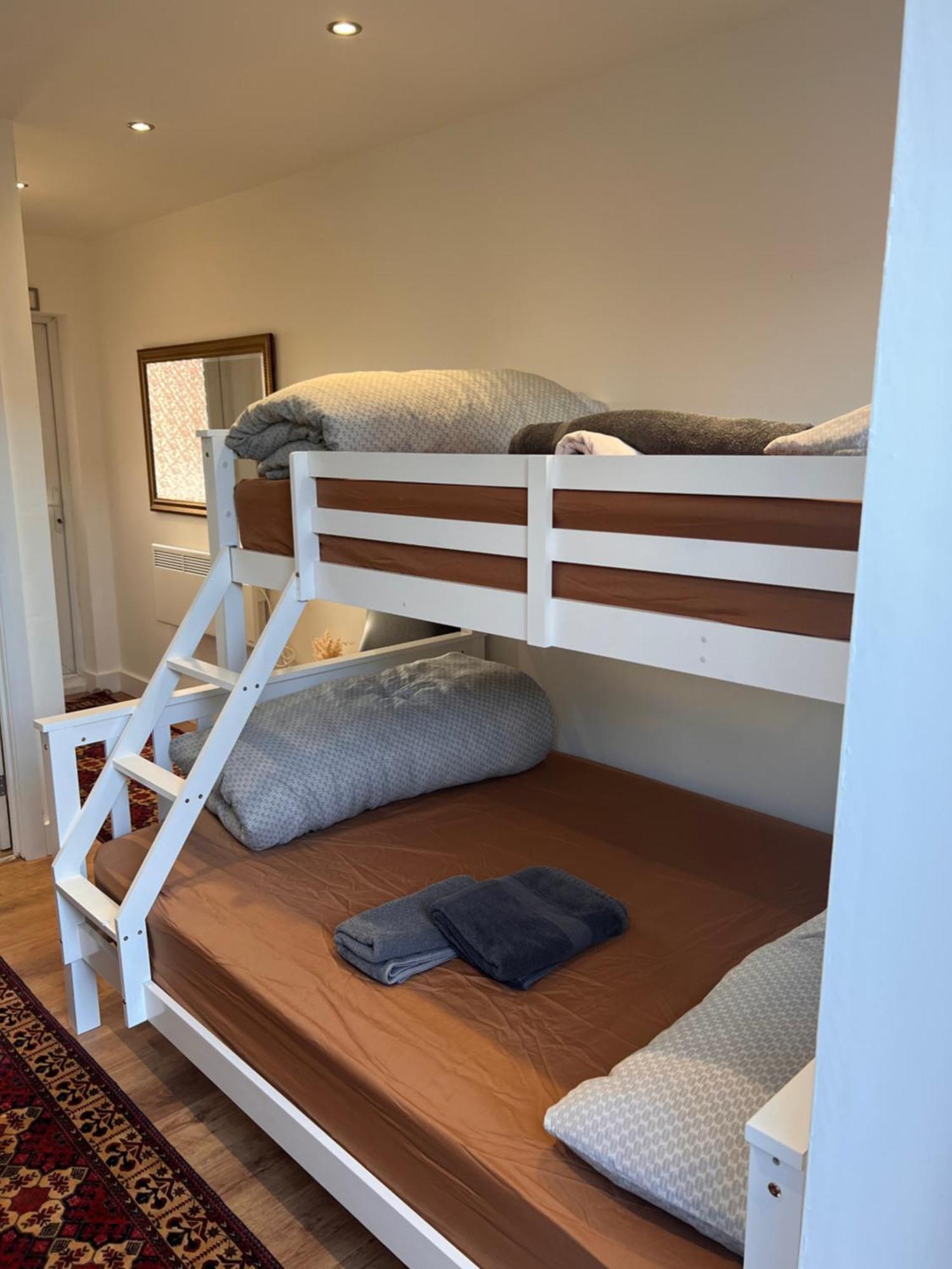 1 Bedroom & Bathroom Dorney Εξωτερικό φωτογραφία