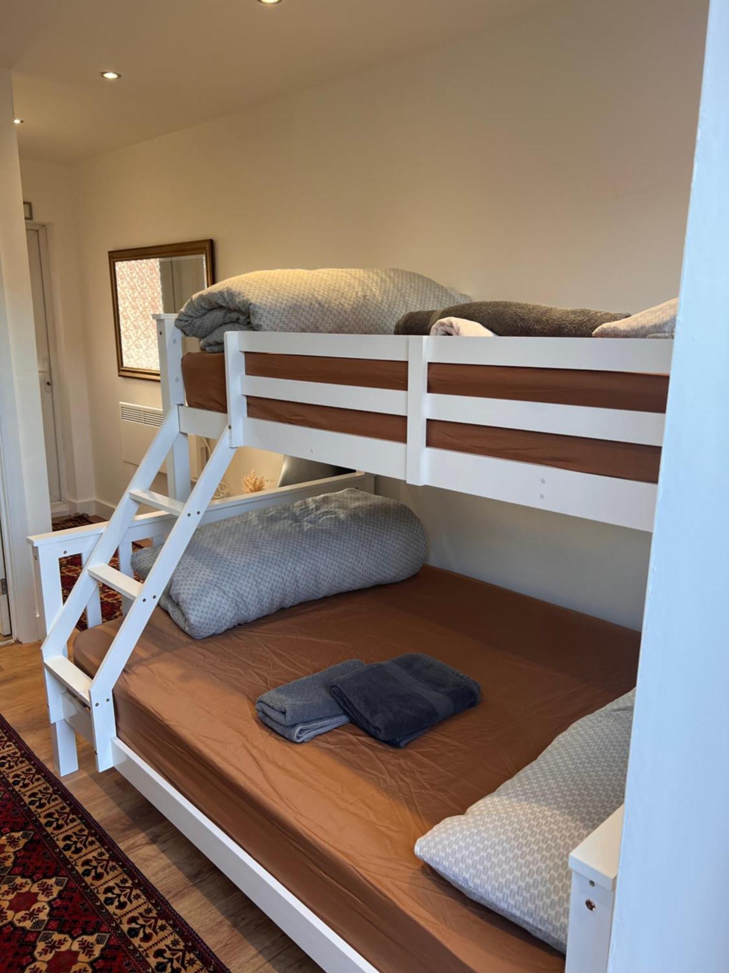 1 Bedroom & Bathroom Dorney Εξωτερικό φωτογραφία